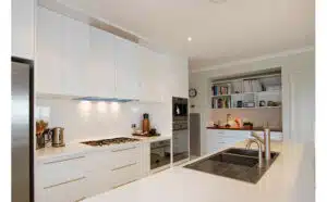 نمای زیبای هود مخفی در بالای احاق گاز