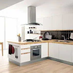 هود آشپزخانه شومینه ای در نمای زیبای آشپزخانه