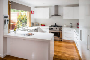 هود شومینه ای استیل در نمای زیبای آَشپزخانه 
